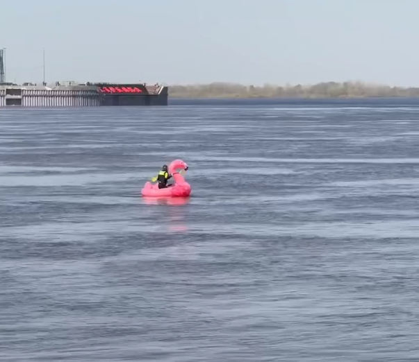 Блогера на надувной лодке унесли течением в Нижнем Новгороде